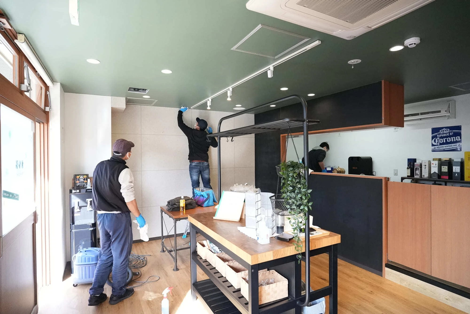 クロスの張替えを行う職人